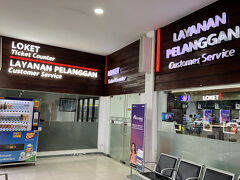 とりあえず荷物を置いて、ツアーが終わった次の日に電車でジョグジャカルタへ行くのでチケットを予約するためにグブン駅へ向かいます。

グブン駅は大通り側とその反対側に駅の入り口があるのですが、大通り側は近場方面行きの電車乗り場で、中・長距離の電車は反対側みたいで、間違って大通り側から行ってしまい迷っていたら、親切な駅員さんにチケット窓口まで案内してもらいました。

インドネシアの人たちは皆優しい人ばかりでいいですね。

オンラインでは日本発行のクレカが使えないので、窓口まで行きます。
一応駅に設置してある自動券売機で予約ができるみたいなのですが、窓口で直接確認した方が確実ですね。