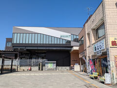 特急かいじに乗って、１時間20分で到着しました。
塩山（えんざん）駅です。
途中、河口湖方面に行く外国人がうじゃうじゃいたけど、塩山駅はがら空きでした。
結構、立派な橋上駅舎でした。
でも、お昼時間帯なのに、駅のコンビニは閉まっていました。。。