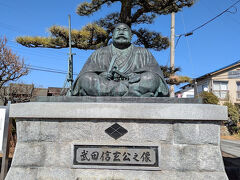 美味しいほうとうを食べて、お腹一杯です。
それにしても量が多かったなぁ～。
量が多いことは知っていたので、朝食を軽めにしておいてよかったです。
ほうとうのお店からたらたら歩いて10分ちょっとで、塩山駅に戻ってきました。
塩山駅前には、武田信玄の像がありました。
何だか、お坊さんみたいだね。