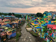 ホテルに到着後シャワーを浴びて明日のツアーも早いので早めに寝ないといけないのですが、ホテルから歩いてすぐの場所にレインボーカラーの街並みが有名なカンプン・ワルナ・ワルニとブルーで統一されたカンプン・ビル・アレマがあるので、シャワー浴びさっぱりとした後観光してきました。

カンプン・ワルナ・ワレニは街中に入ると入場料が取られますが、これは橋の上から見た方が良いですな。