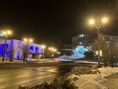 釧路のシンボル「幣舞公園」の花時計。左は日銀。日銀のビルは、2028年にレストランになるらしい。