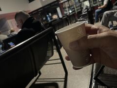 バスターミナルの自販機で買ったコーヒーで覚醒。