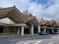 宮古空港に到着しました。
到着ロビーで待っているはずの「あたらかレンタカー」の係員がいなかったので、オフィスに電話してみると、送迎車を向かわせるのでそれに乗ってくださいとのこと。
オフィスで借用手続きを済ませ、レンタカーで市内に向かいます。