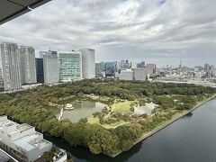 車を返却して散歩しながら戻ってきました
昼間のベランダは、、、

浜離宮内を散策されている方が沢山いらっしゃいました