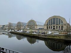 カナルを挟んだ向こう岸に中央市場が見える。
朝メシはここでいただこう。