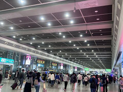 鉄道駅を通過し更に直進