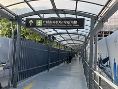 地下鉄出口から地上連絡通路を徒歩移動し
