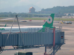 松山空港に13:30到着予定で着陸したものの、駐機場が空いていないとのことでしばし待機を強いられる。

ようやく飛行機を降りて通路を歩いていると、遠く「圓山大飯店」が見えました。台湾に来た～！

入国カードはオンラインで申請済み。
印刷してきたバーコードを見せて、サクサク通過。
