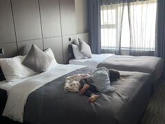 Uberでホテルへ。タクシーの運転が荒いのは知っていたけど、空港からホテルまでのドライバーの運転が下手で、ガクガクとブレーキを踏む。おかげで酔いました。とはいえホテル前に停車してもらえ、無事にチェックイン。HafHでファミリーツインを予約。ここのホテルは日本人がたくさん滞在されてました。