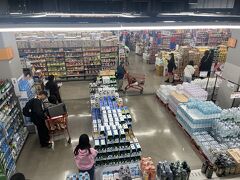 娘をおもちゃ売り場で遊ばせてる間、夫と交代でロッテマートへ！お土産ハンターの血が騒ぎます♬やっぱり韓国の巨大マートは興奮するなぁ。