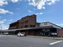 茨木からちょうど1時間ほどで近江八幡駅に到着。赤レンガの駅舎だったんですね、久しぶりだったので記憶がない…。