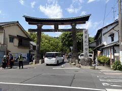 日牟禮八幡宮の入口です。GWだったからか人も車が多く、警備員の人たちが忙しそうにしていました。鳥居を入った所には八幡堀を渡る白雲橋があります。