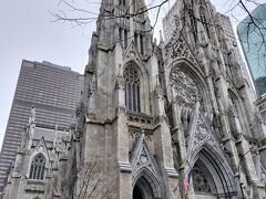 セントパトリック大聖堂に来ました。
ゴシック様式でケルンの大聖堂を模してあるそうです。