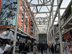 そのまま西に歩いて南大門市場へ。
平日の16時くらいだと屋台は少ないみたいですね。
サーッと眺めて今回は終了。