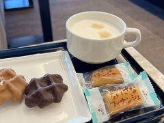 博多まで飛行機で移動。
博多で美味しいものをたくさん食べたいので、ラウンジではお菓子をちょっとだけ…
提供されるお菓子が「ちいさなフィナンシェ」に変わりました。
定番のチョコレートワッフルはいつもながら美味しい。