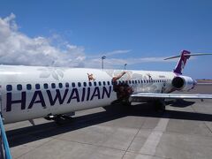 あっという間にコナ空港に到着(・・;)
記念に乗ってきた飛行機をパシャリ♪