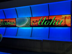 到着！MPCレーンを利用します。到着後、自撮りをしてアップロードも完了♪
ところがどうでしょう。時短になるはずのMPCレーン、ホノルルマラソンはリピーターが多いためMPCレーンの方が長蛇の列に（悲）e simも繋がらずUberが呼べない。定額35ドルのハナタクシーも長蛇の列。
急いでいたので一般のタクシーでホテルまで行くことに。
（チップ込みで60ドルくらい取られた。しかも室内汚くてゴミもあって最悪やった）