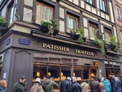 その人気店は、私が朝購入した時は、3名の待ち人でしたが、
10時ごろには既にこの行列
他に、店舗の裏口で羊の型のケーキ（イースター時期のお菓子Agneau de Pâques）を
ピックアップする行列がありました

今になって後悔、このAgneau de Pâquesを買っておけばよかった
クグロフと似てるかな、なんて思って、
もはや食べきれない量のパンを買っているんだけど、
この時期だけなら試すべきだったーーーーー
後悔は次に生かすと、小さな決意、きっと忘れるけど

今日はイースターの特別営業のためか、
店内でいただくスペースは封鎖されていました
待ち時間にはスタッフの方がコーヒーを振舞ってくれました
こちらのスタッフの方々はみんな親切でした
