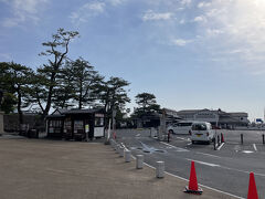 白潟公園から松江城までは徒歩で約２０分。城内は８時半から入れます。駐車場もまだ空いていました。