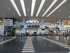 【神戸空港】

4月7日に利用した時は、まだ国際線が飛んでなかったのですが、4月18日より国際線チャーター便の第2ターミナルもオープンしました。
こちらは第1ターミナル。