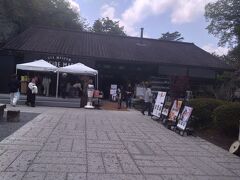　隣にあるROCKSIDE MARKET。
　ROCKSIDE MARKETは県内のメーカーや作家の工芸品などが揃い、ガレットなどの軽食やカフェメニューをイートインで楽しめるお店です。営業時間は9:30～17:00、定休日は大谷資料館の休日と同じになっています。
　幻想的で非日常的な空間で行う結婚式のサービスも行っています。