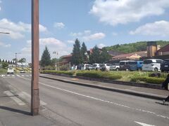 　その後は歩いて道の駅うつのみやろまんちっく村を訪問しました。
　道の駅うつのみやろまんちっく村は豊かな自然の中で散策できる森や大谷石ギャラリー・露天風呂・直売所やレストランなどがあり、お子様からお年寄りまで楽しめる道の駅です。「さつきアンド花フェア」や「農林業祭」、「ろまんちっく村花火イリュージョン」など、1年を通して楽しいイベントも行われています。
　宇都宮ICにほど近くいので、車でアクセスしやすいのも魅力です。道の駅うつのみやろまんちっく村の中を紹介します！