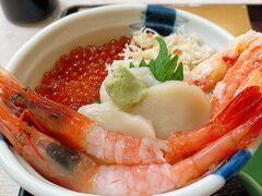 結局、お腹が空きすぎてたので、事前調べではないお店に。
食べ歩き予定なので小さめの丼で好きなものたくさんのっけで幸せ&#128525;