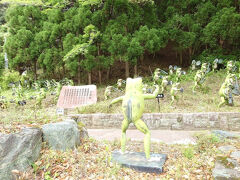 後ろのカエルが気になるわ。