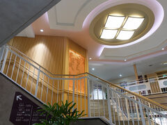 　今回の往復では、「フェリーきょうと」のお世話になります。2021年に就航してから、まだ３年の新造船です。
　組子の装飾で飾られたエントランスが迎えてくれます。