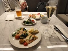 今日はニューアーク空港からペルーのリマまでのフライトです。空港ではユナイテッドのポラリス ラウンジに入りました。
空いていたこともあって高級感のあるラウンジでした。昼間から シャンペンを頂いてしまいました。