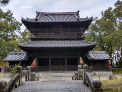 聖福寺（山門）
　放生池の奥にある立派な山門です。
　この山門は、1911年（明治４４年）東瀛老師により再建され
　ものです。