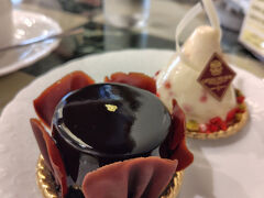 京橋にあったイデミスギノさんが閉店になってしまったので、
この、アンブロワジーを食べに参りました

よくばって、もうひとつ、季節のフレジェだったかな
