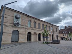 翌日、2泊したブザンソンのホテルをチェックアウトし、
1356発のディジョン行のTERの時間まで市内観光続けます

やってきたのは、ブザンソン美術館
こちらもクールベ美術館のチケットで4ユーロディスカウントしてもらいました


