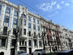 アールヌーボー様式建築が建並ぶ通り(Alberta iela) に来てみた。一つ一つ丹念に撮影する旅行客の姿が目につく。