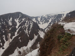 曇り空で、鳥海山山頂は見えているの、雲の中なのか見分けがつきませんでした。25年前山頂へ上った時のことを思い出しました