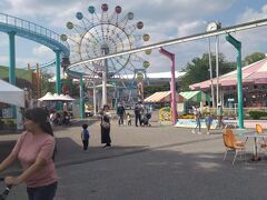 　その後はバスを使ってとちのきファミリーランドに行きました。
　とちのきファミリーランドは栃木県総合運動公園内にある入場が無料であり、スカイシップやサイクルモノレール、大観覧車、ボートなど、ファミリー向けのアトラクションが盛りだくさんの遊園地です。営業時間は3月～10月：9:30～17:0011月～2月：10:00～16:30となっています。
　2011年にキッズウイング、2012年にはナイアガラクルーザーと新アトラクションも続々登場しており、話題を呼んでいます。とちのきファミリーランドのアトラクションをいくつか紹介します。