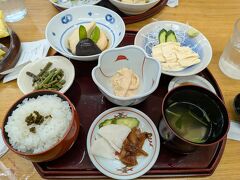 御土産 御食事 きしの　さんでのゆば定食（日光では湯葉を湯波と書くらしい）。ご飯の入れ物が棗のようでコロンと素敵。モリモリ歩いた後なのでこれでは足りませんでしたが、美味でした。夫は「ゆばうどんも頼もうかな…」と学生のような食欲をみせる。