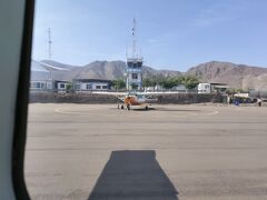 ナスカ 空港までやってきました。
ここから セスナで45分の遊覧飛行 です。
以前グランドキャニオンのセスナで酔ったことのある私。今回は薬を飲んでエチケット袋持参で臨みます。