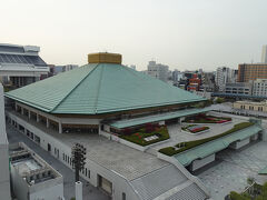 ３日目
娘の部屋も片付いてきたそうで、わりに自由
自由を取り戻せた・・・やっと・・・って気分・・・
ここ数年自由だったものだから、たった２か月の冬ごもりなのに、かなりの拘束感だった・・って・・ふざけた事人間って考えるもので・・
とにかく、健康が何よりなわけで・・子供たちに迷惑かけませんスタンスを心がけて、自由に旅を続けたい!
・・・と言う訳で・・・時間があるので、墨田川界隈を散策開始
この日は曇天・・部屋から見下ろす国技館見てお散歩出発
