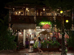 夜は、昼間のアフタヌーンティーでお腹いっぱい。
軽めに近場で、カフェ的なお店に。

バリはなんと素敵なお店が多いのでしょうか
こちらで軽い夕食にすることにします

こんな時には
Google評価を見ながら選びます