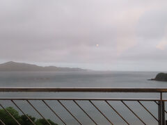 　この頃、困ったことに台風接近のニュースが入ってきました。当初の予定では、ここから時計回りに紀伊半島を回って、3日後の5月30日には名古屋からフェリーに乗って北海道に戻る予定でした。しかし、ちょうど東海地方の沖合を台風が通過する頃にあたるので、予定通りのフィリーに乗ったらかなり波の高い状況の中で航行することは十分考えられました。名古屋から苫小牧までの航行時間は実に39時間30分、これだけ長時間揺れる船に乗っていたら、船に乗り慣れていない私たち夫婦は2人ともかなり船酔いする恐れがあります。実際、今回乗るフェリーの乗船体験動画の中には、わりと旅慣れた方があまりの揺れで船酔いに苦しみ、ついに途中の仙台でリタイアしたというものもありました。私たちの場合、車を乗せているので途中で降りるわけにもいきません。
　考えた末、フェリーの乗船日を4日間ずらして6月3日に変更しました。その間のドライブ計画も大幅に変更して、次の日に宿泊する予定であった南紀白浜のホテルはキャンセル（天候によるキャンセルであるという事情を話したらキャンセル料は食事代のみと大幅に割り引いてくれました。感謝です。）し、ドライブのコースも時計回りから逆回りに変え、まず和歌山に宿泊してから次に新宮、再びTAOYA志摩に2泊して名古屋港に向かうことにしました。フェリー乗船の日の移動距離を当初の計画より短くし、名古屋には余裕を持って到着するための配慮です。
　和歌山出発の前に、TAOYA志摩には28日、29日と延泊することにしました。28日は台風の影響があって1日中激しい雨で、ずっとホテルにこもっておりました。