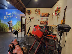 夕食はこちらも昨年11月に続いて具志堅智恵さんの出演する火曜日に「島うたライブ居酒屋 あかがーら」にやって来ました。
料理も美味しいし、この日も素敵なライブでしたヨ♪

ライブと食事内容の詳細については別冊にまとめましたので、こちらをご覧ください。
→〈別冊 食事編〉
https://4travel.jp/travelogue/11975695