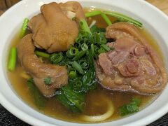 最初の沖縄メシはソーキそば、ではなくテビチ（豚足）そば。なかなかのボリューム。