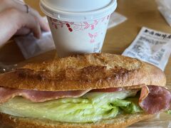 諏訪湖SAの太養パン店のBLT。
諏訪市で創業100年を越える
地元のベーカリーショップとのこと。

表面パリッと、中は歯応えよし。
小麦の味もしっかりしていて
おいしかったです。