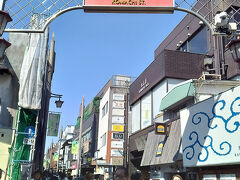 小町通りに来ました。人のすれ違いができ混雑はそうでもありません。