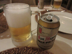 ホテルに戻って、サンミゲルビールで一日の疲れを癒します。
