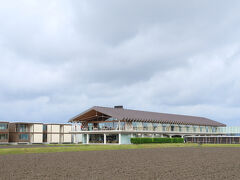 鶴岡で予約していたホテルはプリツカー賞を受賞したことでも知られる世界的な建築家 坂茂が設計したホテルであるSHONAI HOTEL SUIDEN TERRASSE。写真は朝撮ったものですが、田んぼの中にホテルがあります 