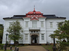 藤沢周平記念館の南側に建つ洋館は大宝館。大正天皇の即位を記念して建てられました