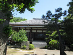 成福寺本堂　浄土真宗本願寺派の一寺、1232年創建、開基は鎌倉幕府第三代執権職北條泰時の子泰次、本尊は阿弥陀如来像です。茅葺屋根で四脚門の山門を潜ると、六地蔵、本堂、親鸞聖人像があります。墓地には俳優笠智衆の墓があります