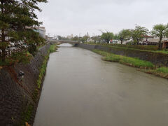 鶴岡カトリック教会天主堂から東へ少し進むと鶴岡市街地を流れる内川があります
